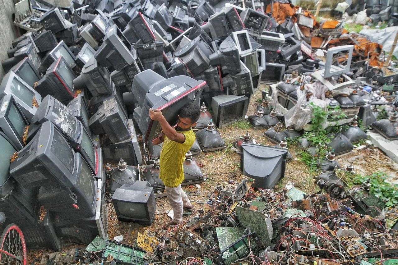 Un montón de componentes electrónicos desechados y placas de circuitos, simbolizando la basura tecnológica.