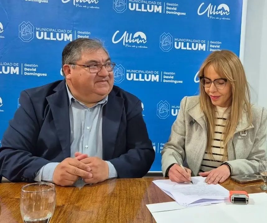 David Domínguez, intendente de Ullum y Sonia Delgado, Directora Ejecutiva de Challenger Gold, operadora de la mina Hualilán en la firma del Convenio Marco de Colaboración y Cooperación para promover el desarrollo sostenible de minería en la región.