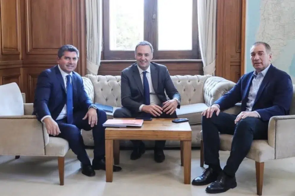 Marcelo Mena Muñoz en un podio o ante micrófono, expresando su postura crítica sobre las políticas mineras del gobierno.