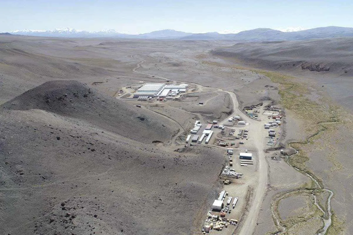 Vista panorámica de un proyecto minero a cielo abierto en una zona montañosa, con equipos y estructuras de extracción.