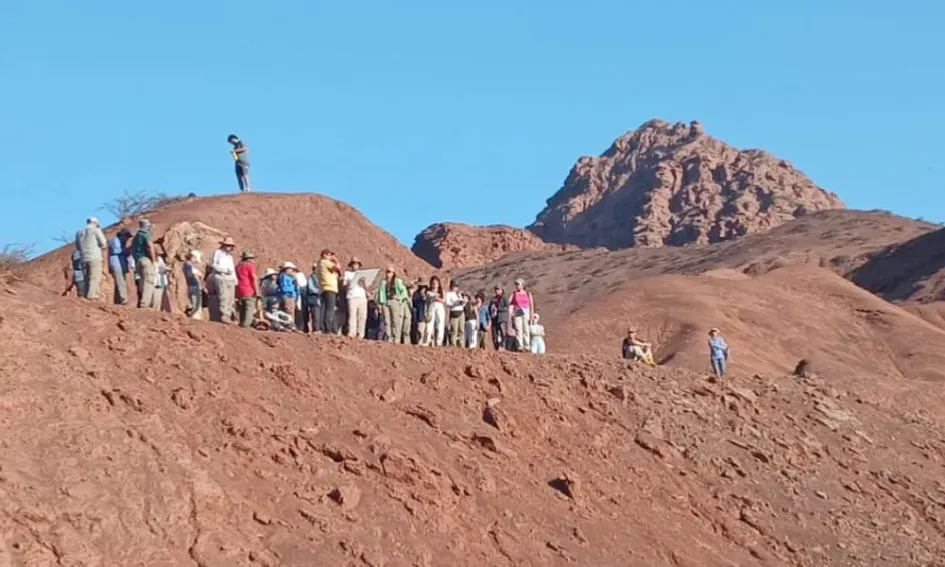 Grupo de geólogos de VOLGRYM analizando formaciones rocosas volcánicas en Quebrada de las Conchas, Salta.