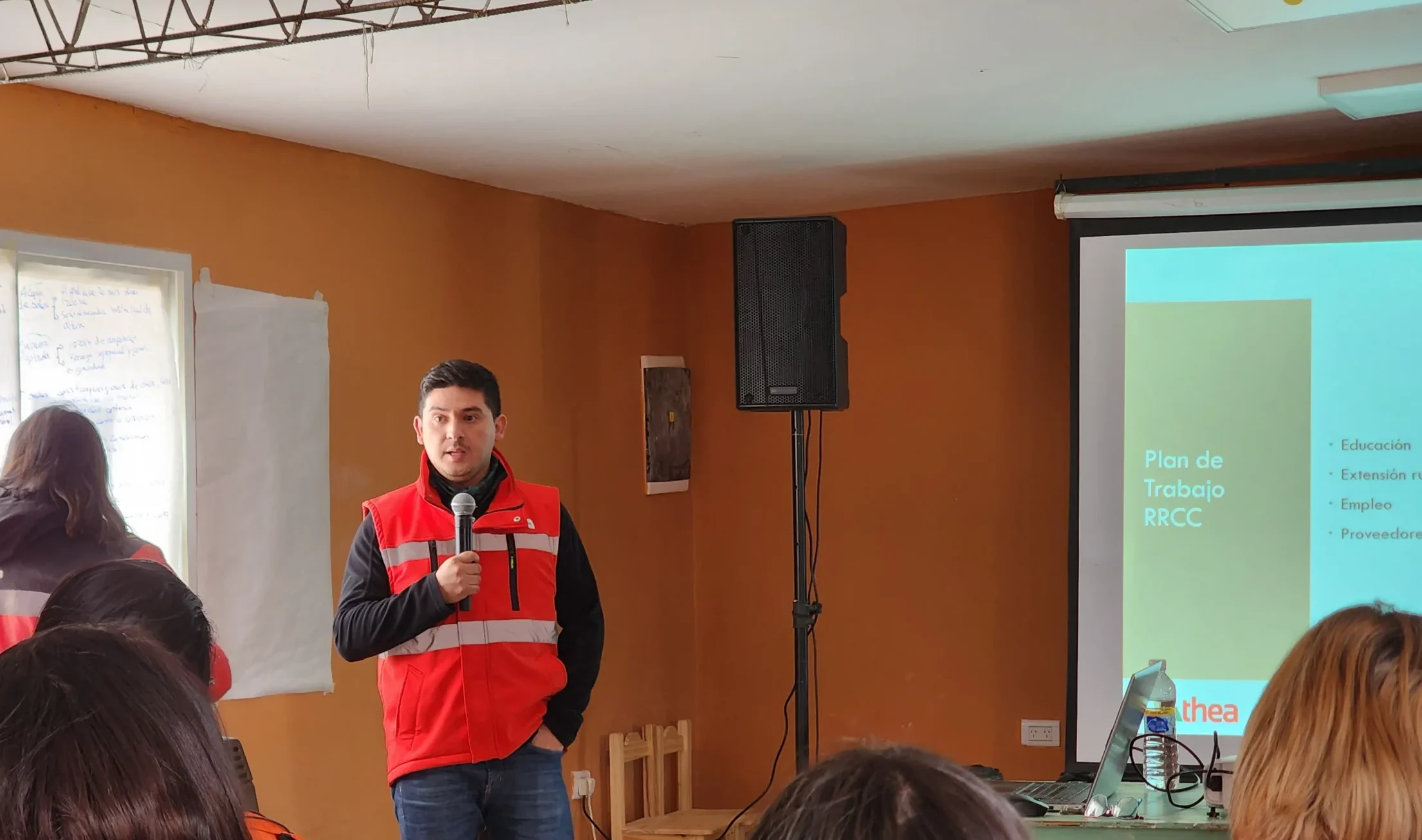 Miembros de comunidades locales supervisando actividades mineras en Salta.