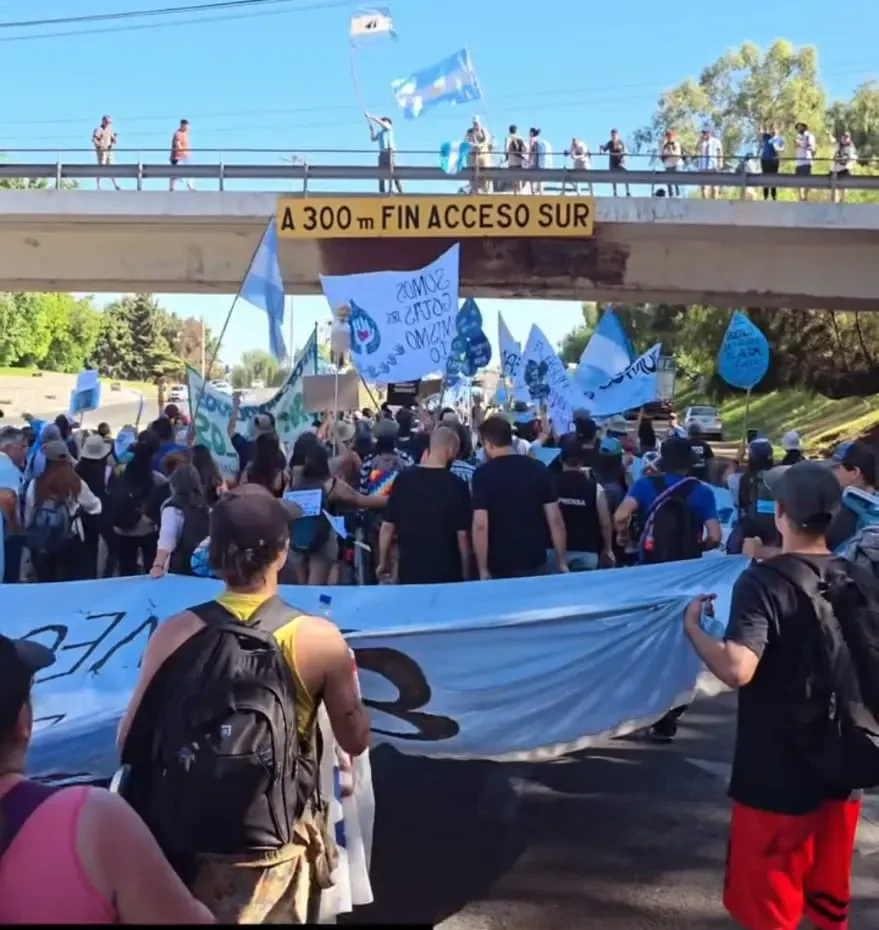 Gran concentración de personas en la noche del Mendozazo en Mendoza, reflejando la masiva participación ciudadana.