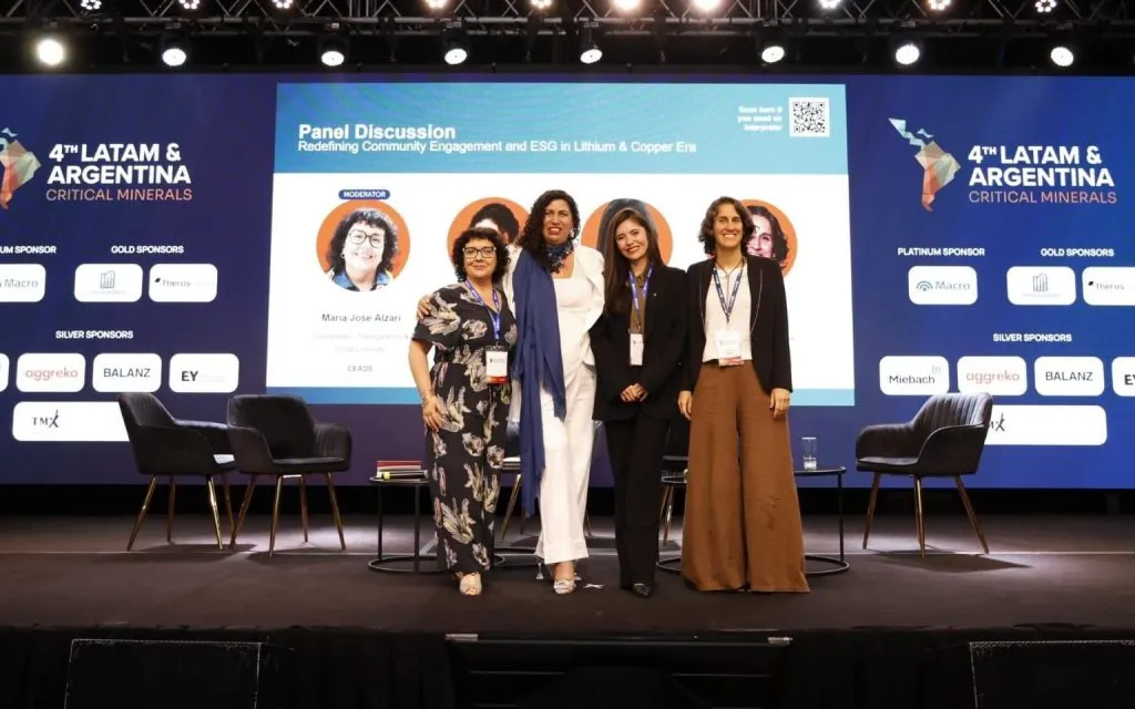 Grupo de mujeres participantes de la Tercera Cumbre del Litio y Energías 2025