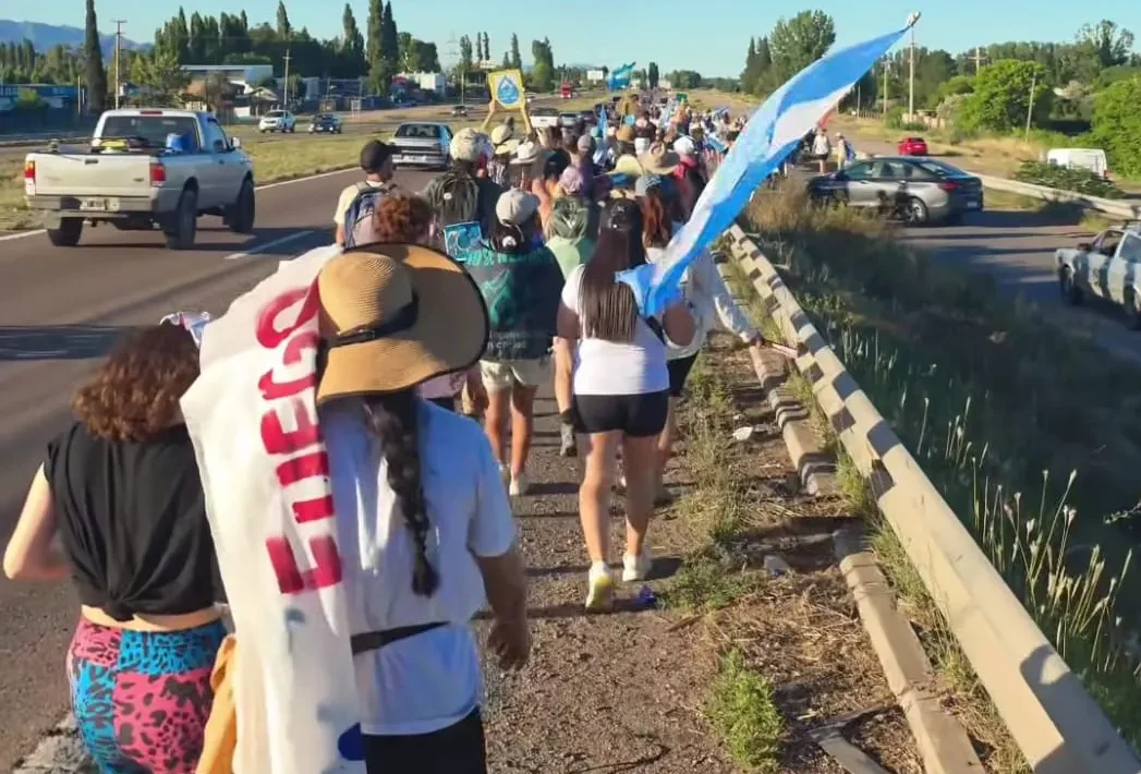 Caravana de manifestantes con pancartas en Mendoza, protestando contra la minería y el proyecto San Jorge.