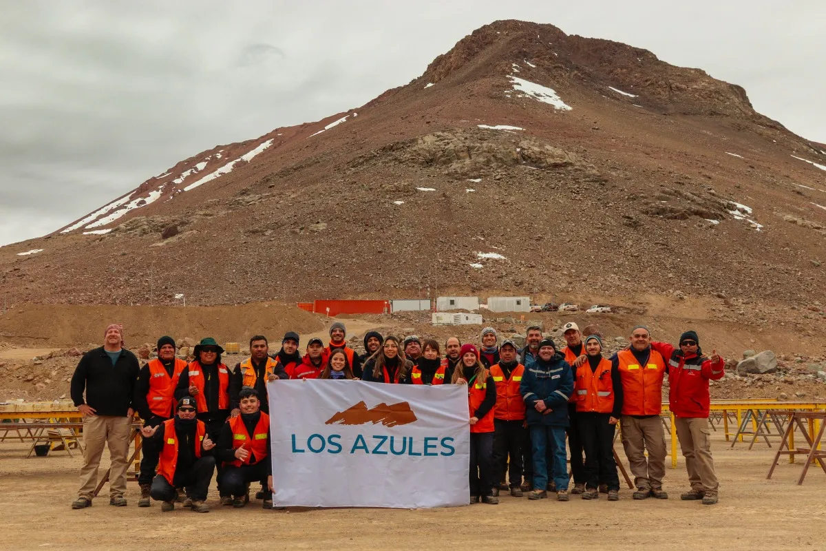 Equipo de trabajadores mineros del Proyecto Los Azules.