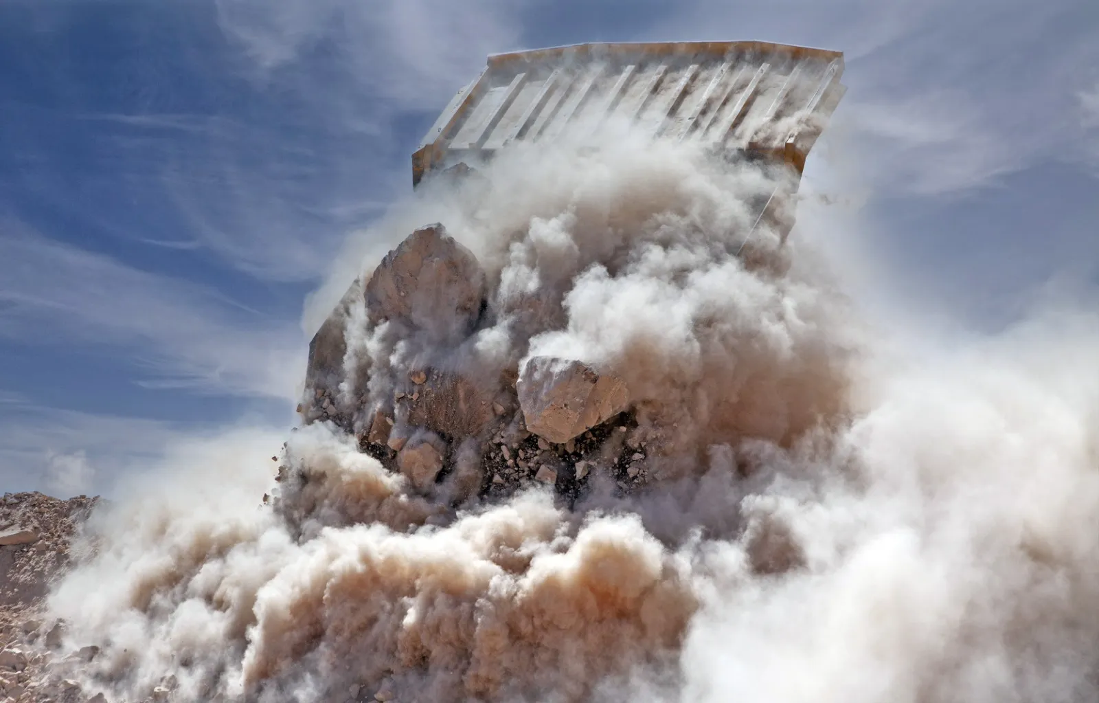 Imagen de rocas y polvo en faena minera