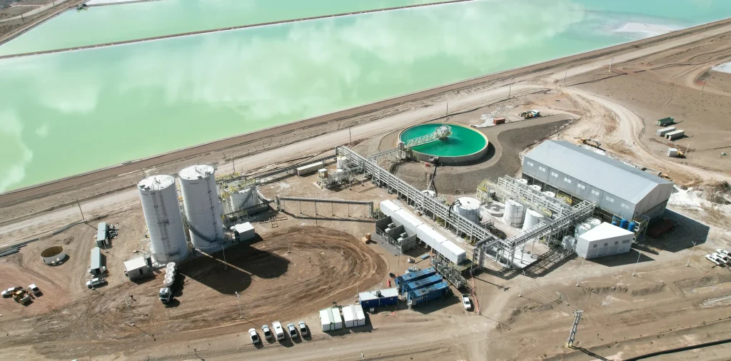 Vista de las piletas de evaporación y planta industrial del proyecto Cauchari-Olaroz en Jujuy.