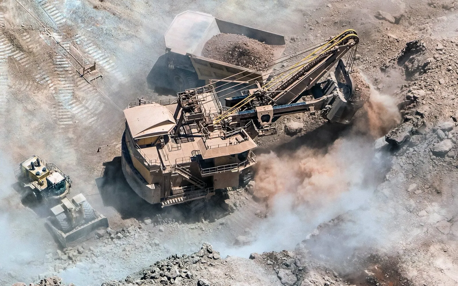 Foto de pala minera en operación en altura