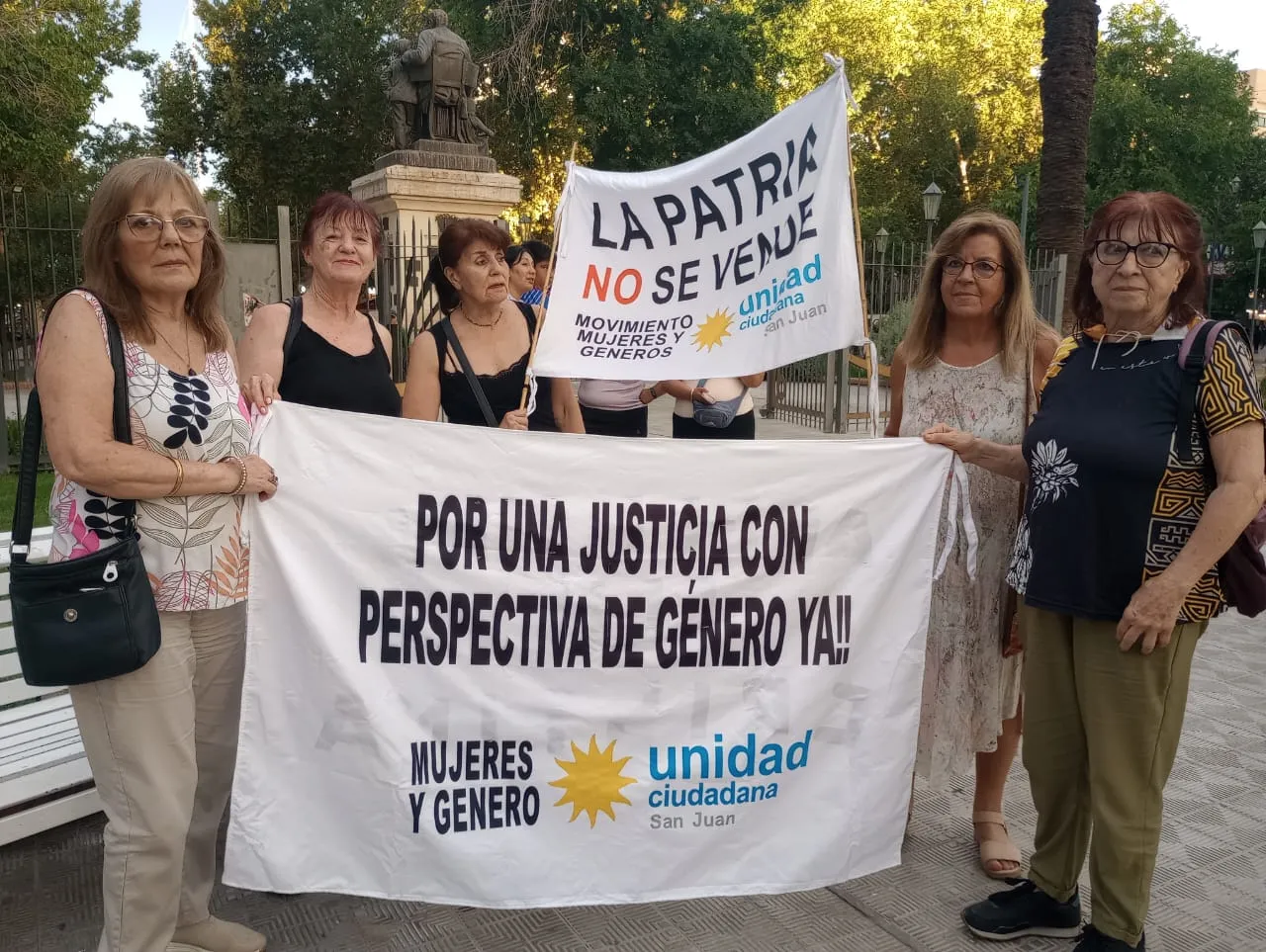 Mujeres y Género en la Defensa Ley Glaciares San Juan, con pancartas.