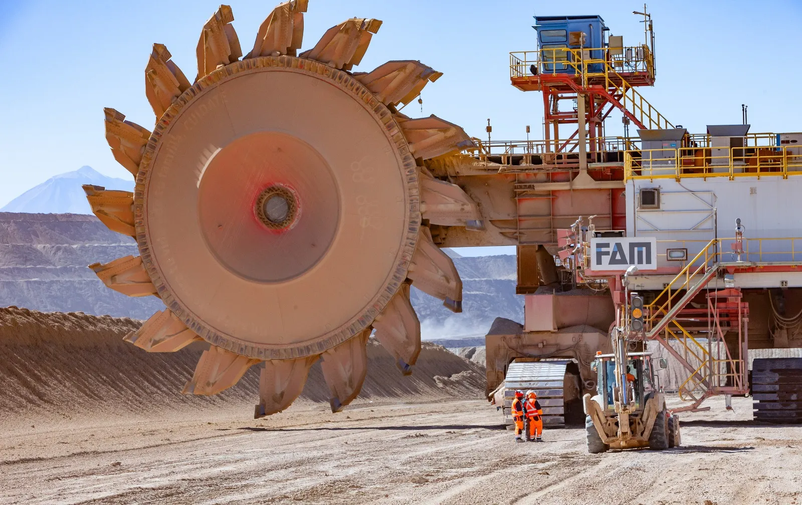 Vista de vehículo minero en la Minera Radomiro Tomic