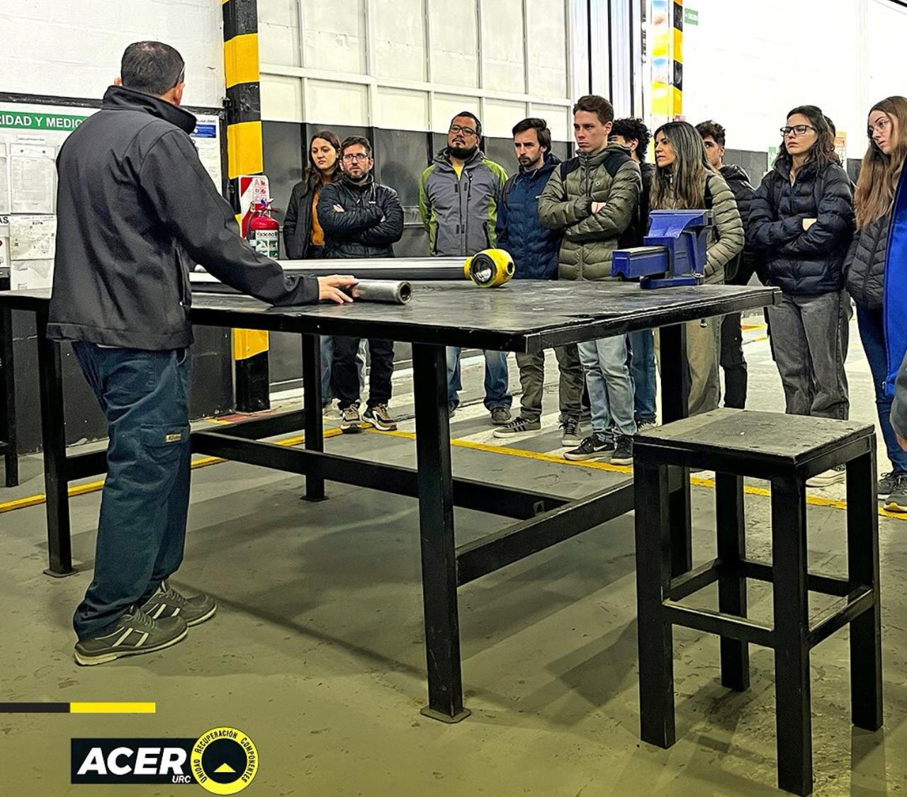 Estudiantes de ingeniería visitando la planta de ACER en San Juan.