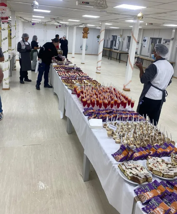 Mesa preparada con islas navideñas.