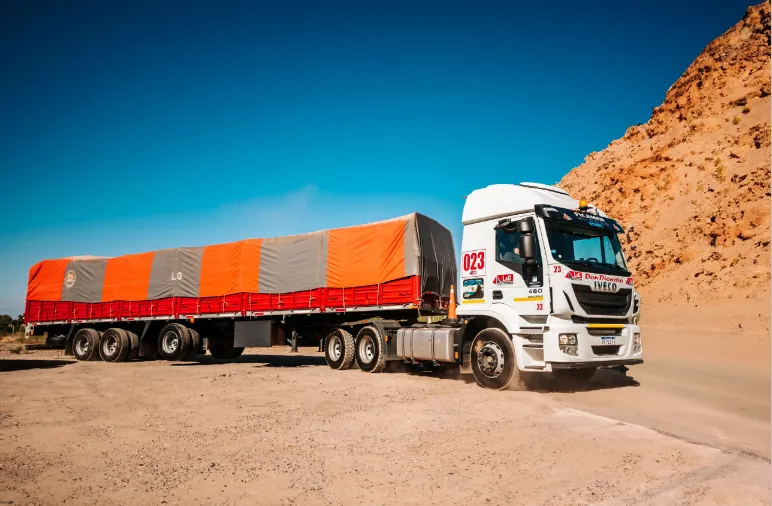 Camiones de logística minera de la empresa L&G en San Juan.