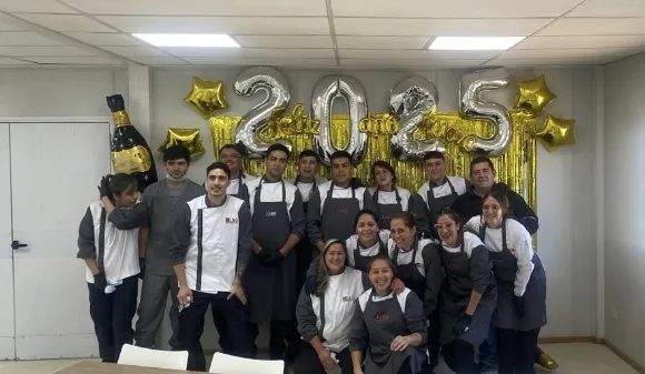 Comedor minero decorado para Navidad en alta montaña.