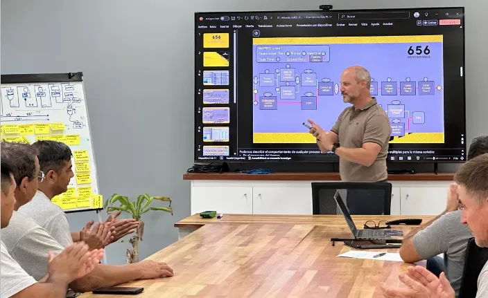 Roberto Sánchez expone un mapeo de procesos frente a un grupo de personas.