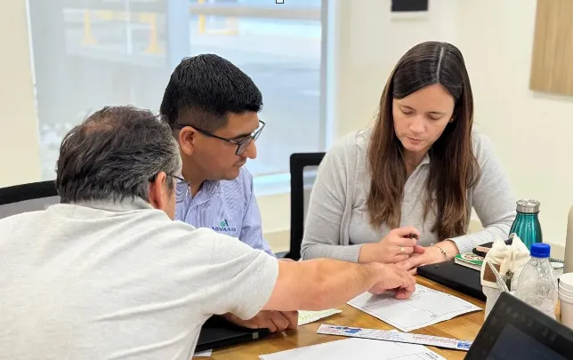 Equipo de trabajo planificando