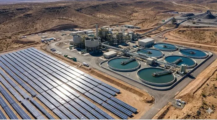 Planta fotovoltaica y sistema de tratamiento de agua en un entorno minero moderno de San Juan.