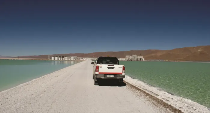 Camión minero circulando por ruta de montaña en Jujuy.