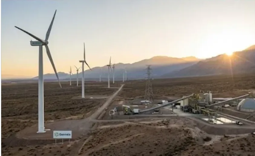 Mina a cielo abierto conectada a un parque de paneles solares o turbinas eólicas, simbolizando la transición energética