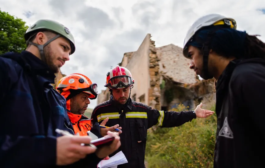 Chicos jovenes en un entorno de trabajo. Imagen Pixabay