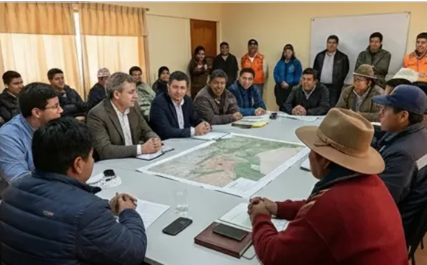 Reunión de licencia social entre minera gobierno y comunidad. Imagen ilustrativa de ACERO Y ROCA