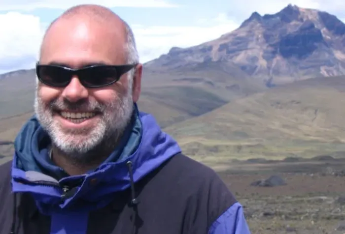 Retrato del Dr. Marcelo Arnosio investigador geólogo.