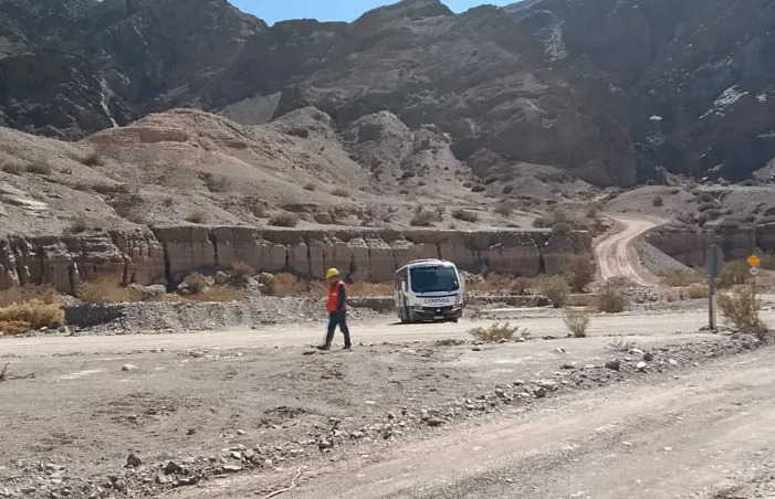 Colectivo de transporte de personal minero en camino de montaña.