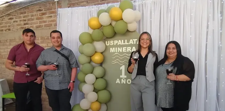 Equipo de Trabajo de "Uspallata Minera" durante su aniversario.