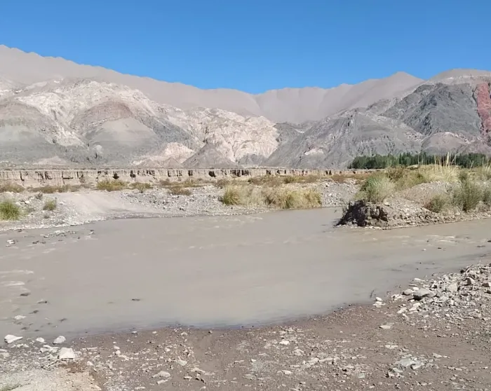 El cruce de ríos es uno de los puntos críticos del transporte de personal minero en verano.