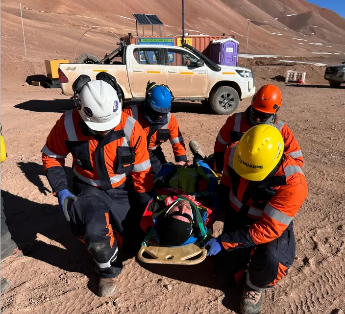 Brigadistas mineros en capacitación técnica y médica.