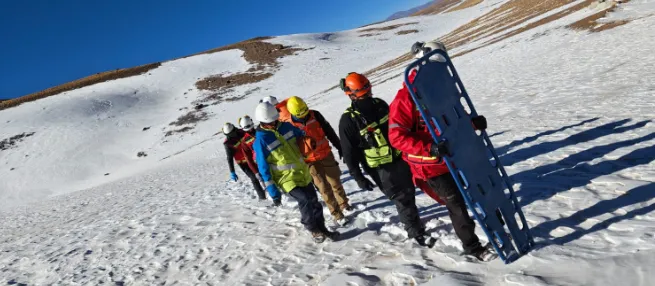 Equipo de brigada de rescate minero operando en yacimiento.