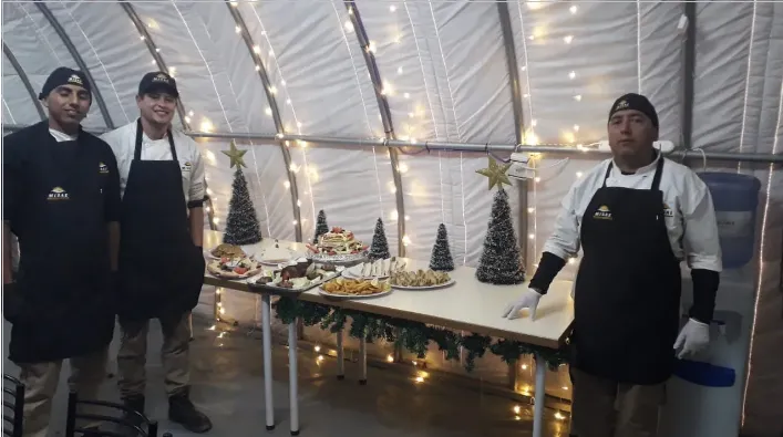 Mesa navideña decorada en un campamento minero remoto.