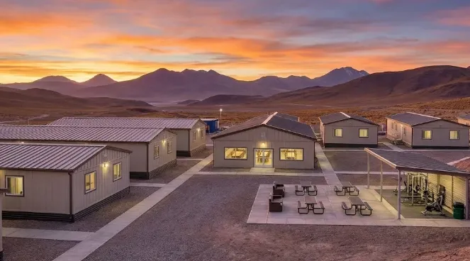 Vista de módulos habitacionales modernos en yacimiento minero. Imagen ilustrativa de ACERO Y ROCA
