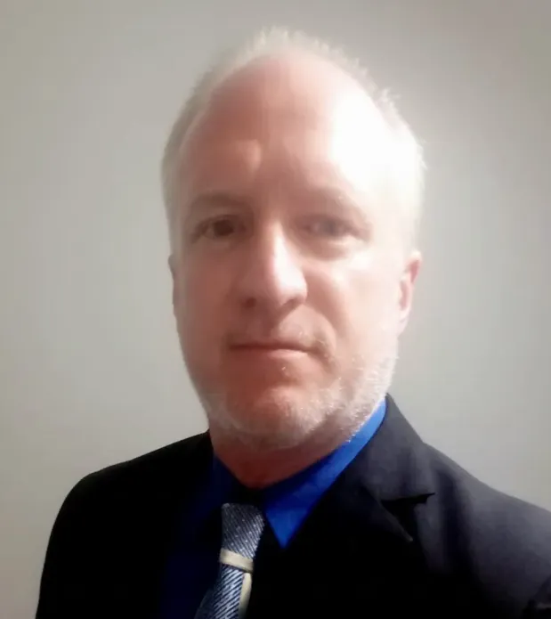 Roberto Fritzsche, director del OPM, analizando la situación de las PyMEs mineras.