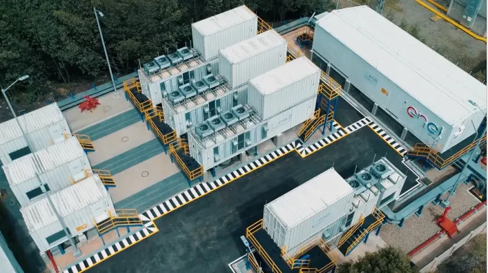 Sistema de almacenamiento eléctrico en baterías ESS a escala industrial.