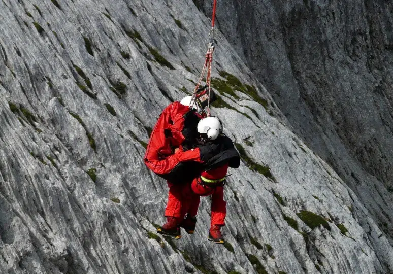 Andinistas y técnicos trabajando en pendientes pronunciadas. Imagen Pixabay