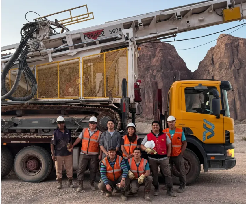 Agricultores de Calingasta, San Juan, trabajando en la finca cedida por Logística Bachi.