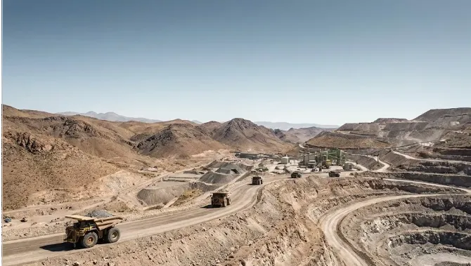 Vista aérea de una operación minera moderna con foco en sustentabilidad.