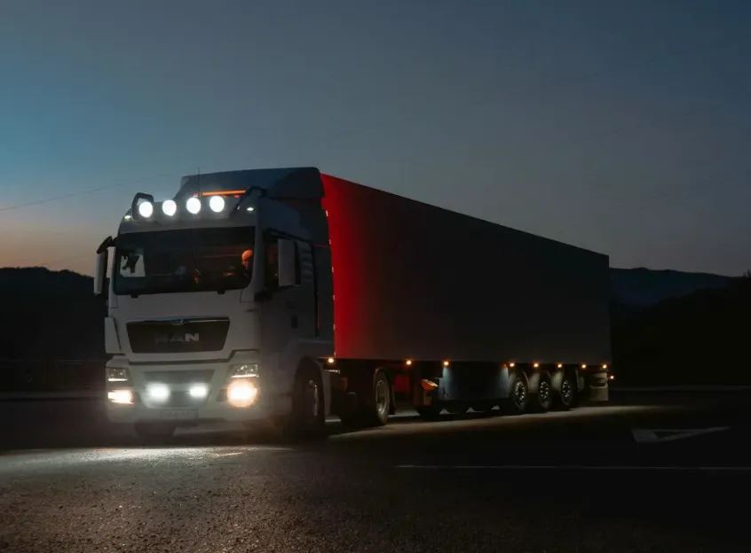 Camión de la flota de Logística Bachi para transporte minero en alta montaña.