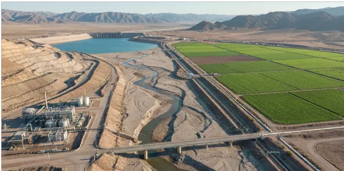 Ilustración digital que muestra un dique, el río seco y campos de cultivo en San Juan.