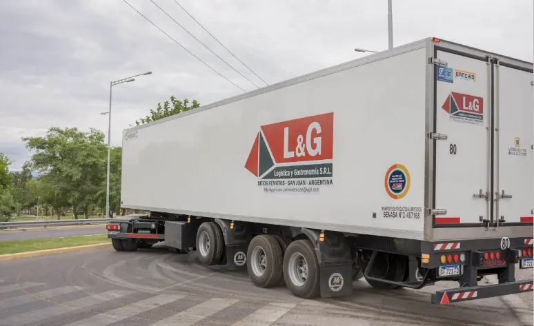 Camiones de logística minera de la empresa L&G en San Juan.