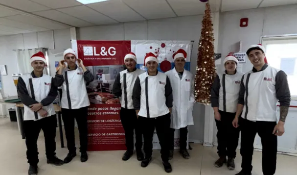 Personal de cocina y servicio preparando cena de Navidad en la minería.