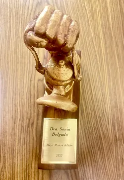 Premio "Mujer Minera 2025", símbolo de liderazgo femenino.