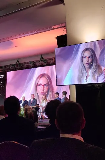 Sonia Delgado disertando sobre Boom minero San Juan infraestructura.