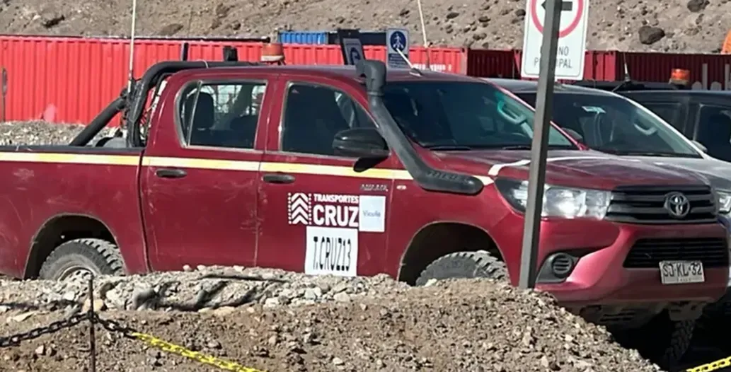 Camionetas chilenas en un proyecto minero argentino, representando la dificultad de competencia que enfrenta el sector proveedor nacional.