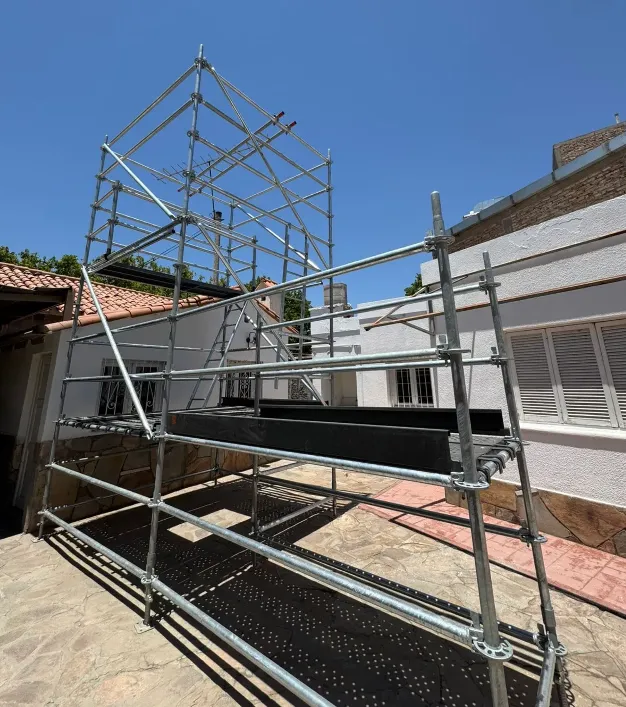 "Torre de andamios de 7 metros en el centro de entrenamiento de BTI en Barreal, San Juan, para prácticas de seguridad y LOTO.