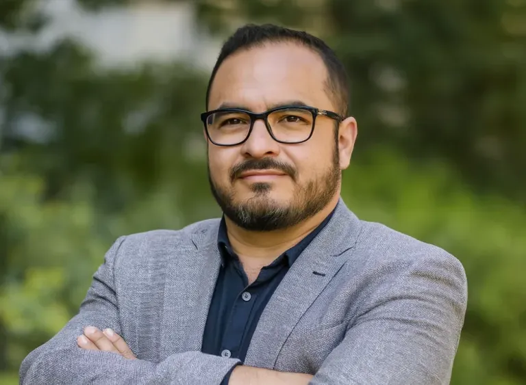 Retrato de Luis Rojas Valdivia, CEO de GMT Group y experto en Industria Inteligente.