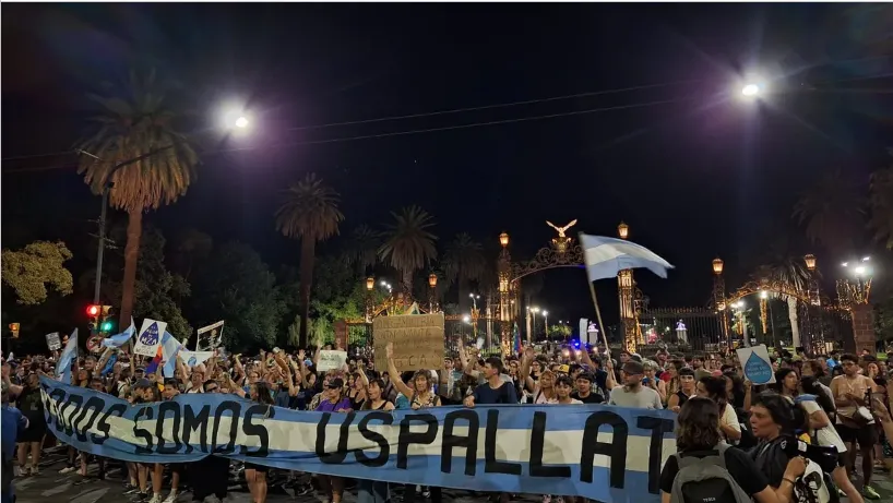 Manifestación pacífica en los portones del Parque San Martín de Mendoza contra proyectos mineros.