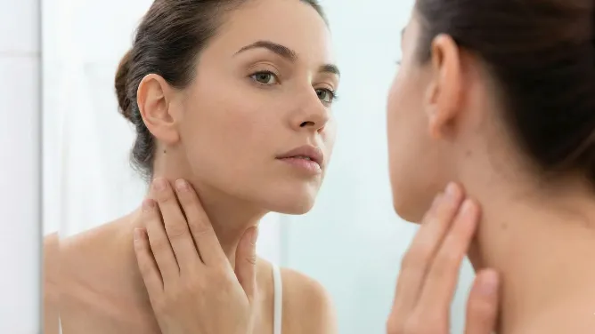 Mujer autoexamen de piel buscando manchas o lunares irregulares. Imagen ilustrativa de ACERO Y ROCA